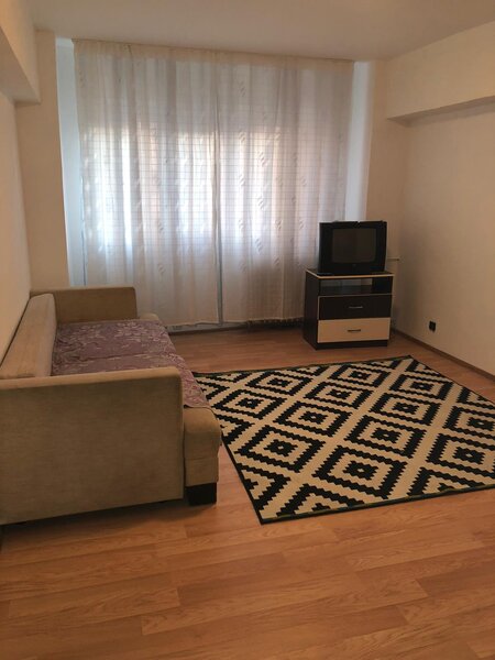 Titan, sector 3, Piata Minis, 1 Decembrie